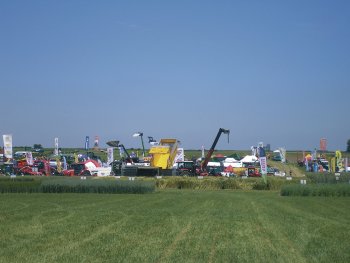 Celkový pohled na část výstavy se zemědělskou technikou