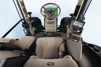 Traktory 7R nabízejí krom špičkových motorů také dokonalý komfort pro obsluhu s intuitivním dotykovým ovládáním CommandCenter pro precizní zemědělství
