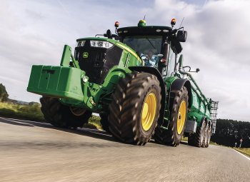 Seznamte se s nejúspornějším velkým traktorem. John Deere 7310R předvedl rekordně nízkou spotřebu paliva, kterou oceníte nejen na poli, ale i na silnici