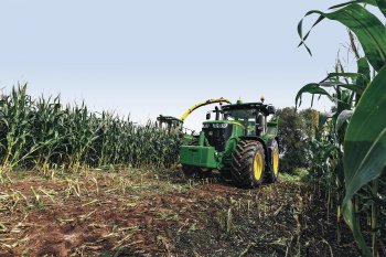 Motory John Deere použité u traktorů série 7R stanovily s celkovou spotřebou 258g/kWh (249+9) paliva a AdBlue nový rekord