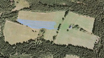 Obr. 2: Pozemek č. II.A s trajektorií jízdy při při sečení rotačním žacím strojem PÖTTINGER NOVACAT 306 F alfa-motion (čelně nesený) a KUHN GMD 8730 (vzadu nesený)