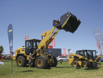 Kolový nakladač CAT