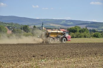 Terra Variant 600 s&nbsp;nástavbou Zunhammer a&nbsp;diskovým aplikátorem kejdy Zundisk