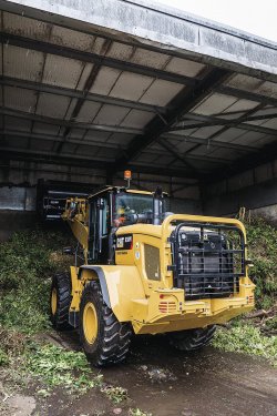 Silážování, manipulace s hnojem, nakládka valníků nebo údržba areálu &ndash; tady všude je nakladač Cat<sup>&reg;</sup> 930M jako doma.