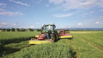 Traktor John Deere 7270R s žací kombinací PÖTTINGER