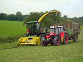 Sklízecí řezačka John Deere 6750 a Zetor 16145 s návěsem STS Opava NS 900 H