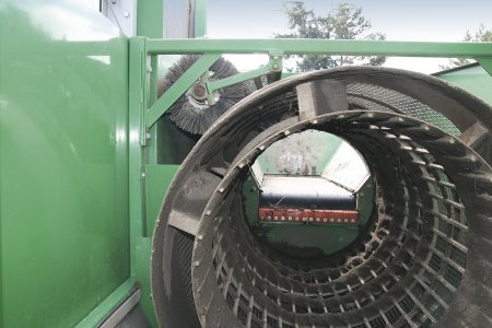 Třídičku lze vybavit různými síty. Na obrázku osazena síta pro třídění zeminy